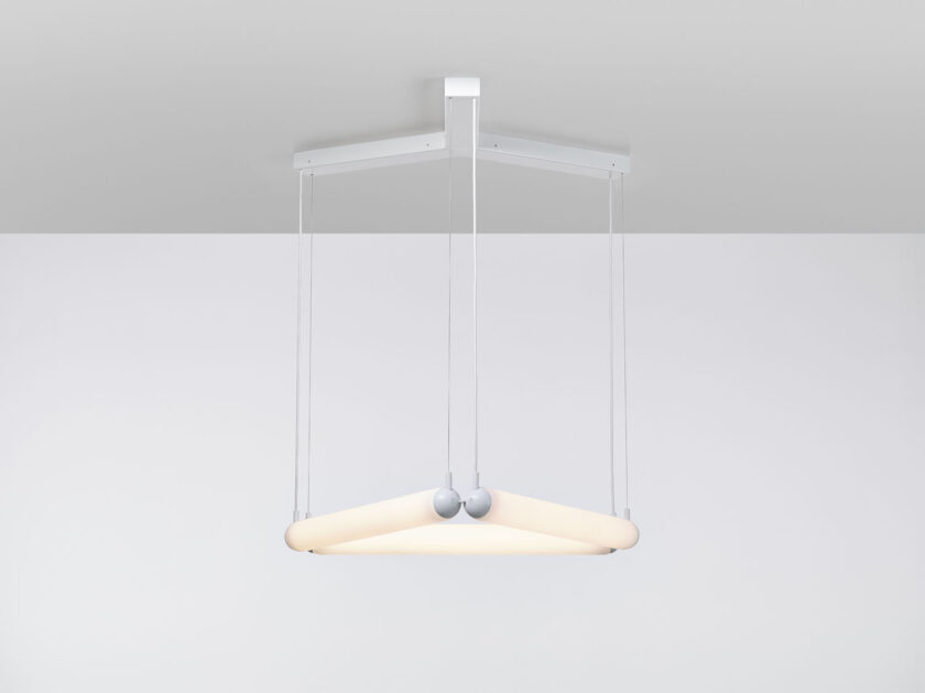 Puro Contour Triangle Chandelier 800